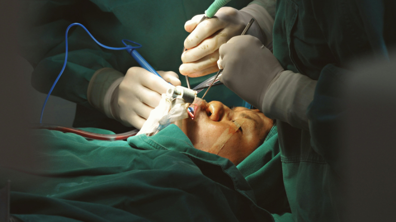 Prevenção de revisões cirúrgicas começa com indicação correta e técnica apurada, reforça Dr. Milton Seigi Hayashi.