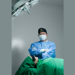 Dr. Milton Seigi Hayashi aponta fatores que levam a revisões cirúrgicas, como cicatrização e expectativas.