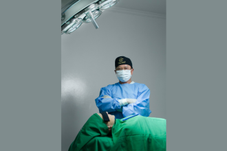 Dr. Milton Seigi Hayashi aponta fatores que levam a revisões cirúrgicas, como cicatrização e expectativas.