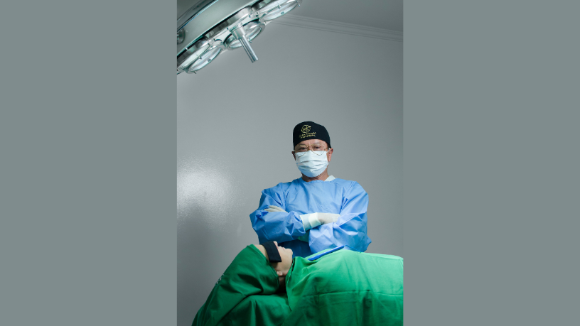 Dr. Milton Seigi Hayashi aponta fatores que levam a revisões cirúrgicas, como cicatrização e expectativas.