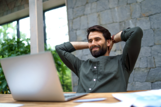 Higiene do movimento para quem trabalha sentado: três rotinas simples que aliviam dores e melhoram a postura no dia a dia com Gustavo Luíz Guilherme Pinto.
