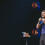 Non Stop transforma a fé em comédia com o espetáculo inspirador de Padre Patrick.