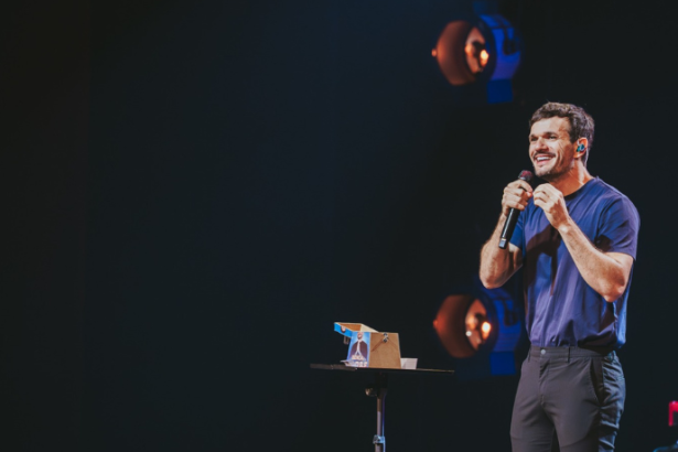 Non Stop transforma a fé em comédia com o espetáculo inspirador de Padre Patrick.