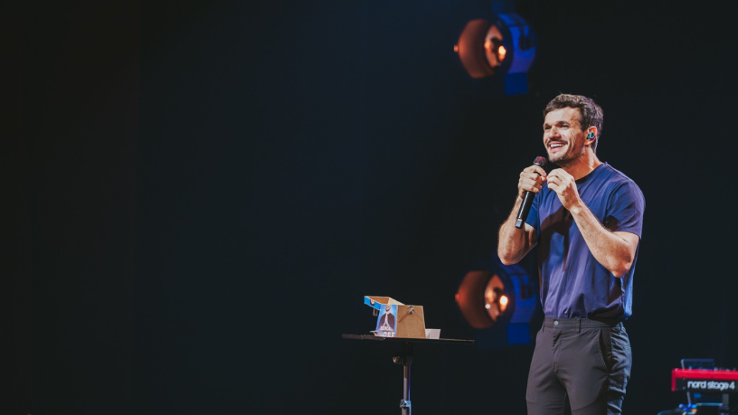 Non Stop transforma a fé em comédia com o espetáculo inspirador de Padre Patrick.