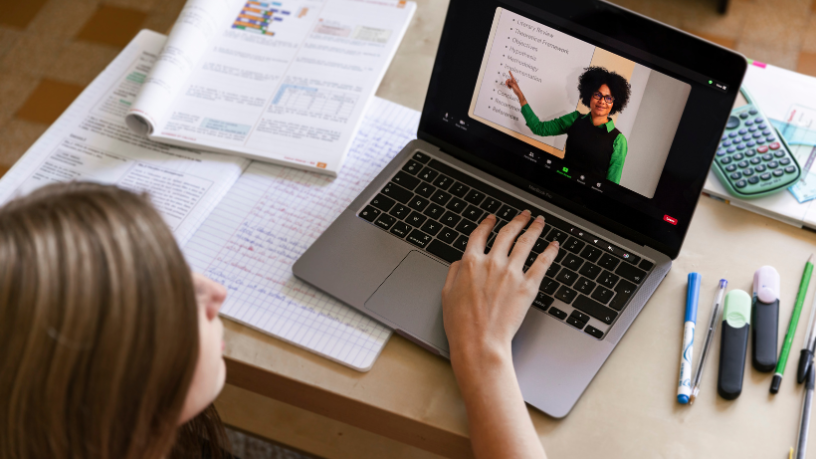 O futuro da educação já chegou: Sérgio Bento De Araújo revela como equilibrar tecnologia e conexão humana no ensino híbrido.