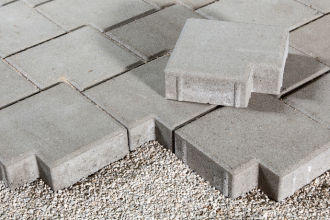 Análise das diferenças técnicas entre pavers estruturais para tráfego intenso e modelos convencionais, desenvolvida para Valderci Malagosini Machado.