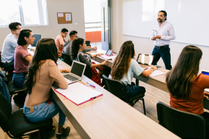 Educação Inclusiva no Paraná: Caminhos, Desafios e Impactos da Política de Acolhimento a Estudantes Estrangeiros
