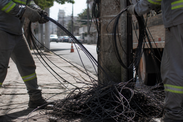 Maringá reforça segurança urbana com nova lei sobre fios soltos e responsabilização de empresas