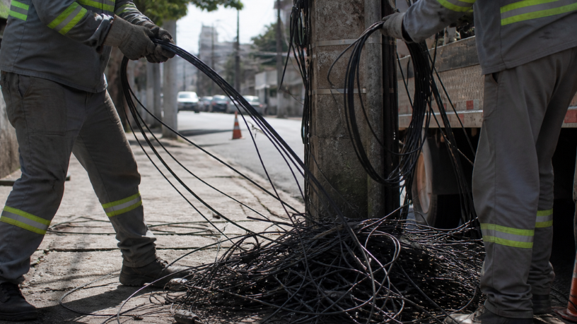Maringá reforça segurança urbana com nova lei sobre fios soltos e responsabilização de empresas