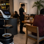 Robôs em restaurantes de Maringá impulsionam a tecnologia no atendimento e transformam a experiência do cliente