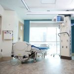 Sala hospitalar com leito e equipamentos médicos para atendimento intensivo