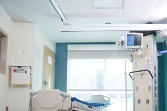 Sala hospitalar com leito e equipamentos médicos para atendimento intensivo