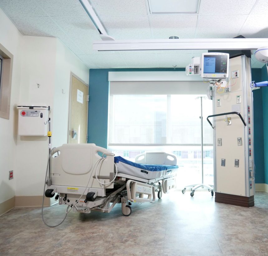 Sala hospitalar com leito e equipamentos médicos para atendimento intensivo